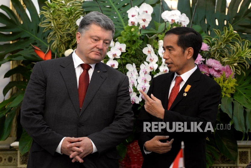 Mantan presiden Ukraina Petro Poroshenko (kiri) bersama Presiden Joko Widodo. Petro Poroshenko terpapar virus corona. Ilustrasi.