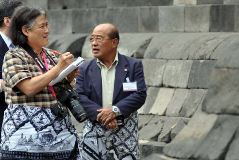 KUNJUNGAN PUTRI KERAJAAN. Putri Kerajaan Thailand, Maha Chakri Sirindhorn (kiri) mencatat kisah cerita yang ada pada relief Candi Borobudur ketika berkunjung ke Taman Wisata Candi Borobudur (TWCB) Magelang, Jawa Tengah, Rabu (21/11).