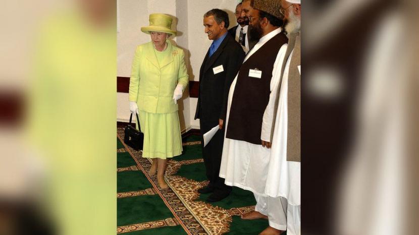 Kunjungan Ratu Elizabeth II ke masjid di Scunthorpe, Inggris pada 2002. Kunjungan tersebut merupakan kunjungan pertamanya ke sebuah masjid di Inggris. Mengenang Kunjungan Pertama Ratu Elizabeth ke Masjid di Inggris