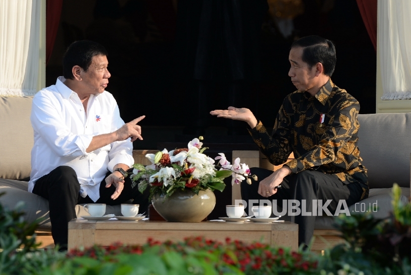 Kunjungan Rodrigo Duterte. Presiden Joko Widodo (kanan) berbincang bersama Presiden Filipina Rodrigo Duterte saat kunjungan kenegaraan di teras halaman belakang Istana Merdeka, Jakarta, Jumat (9/9).