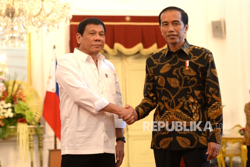 Philippines President Rodrigo Duterte shakes hands with President Joko Widodo (right) during a state visit to Indonesia at Merdeka Palace, Jakarta, Friday (September 9, 2016). President Joko Widodo is scheduled to pay reciprocal visit on April 28.