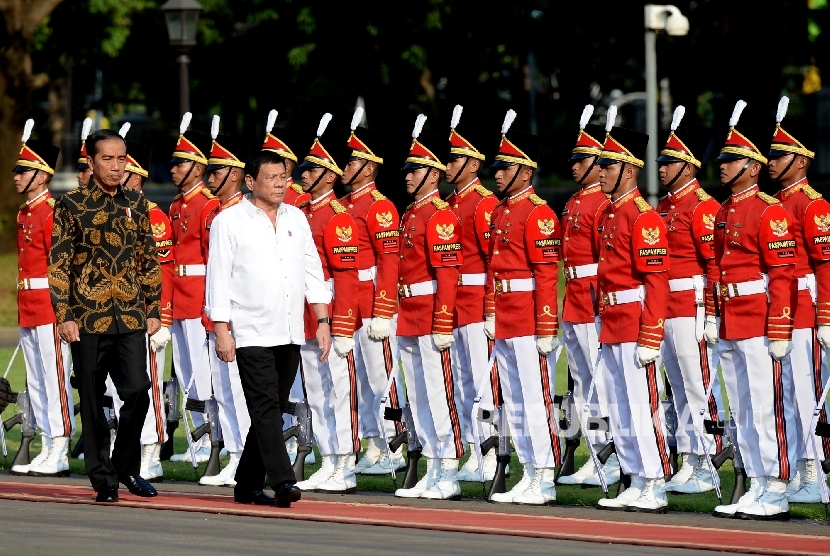 Kunjungan Rodrigo Duterte. Presiden Joko Widodo (kiri) bersama Presiden Filipina Rodrigo Duterte memeriksa pasukan saat penyambutan kunjungan kenegaraan di Istana Merdeka, Jakarta, Jumat (9/9).