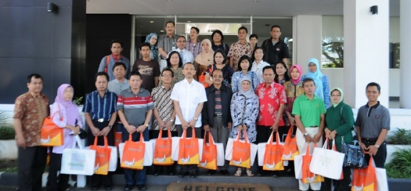 Kunjungan Rombongan Dinas Kesehatan Kota dan Kabupaten Provinsi Jawa Tengah ke Bio Farma di Bandung, Kamis (22/3)