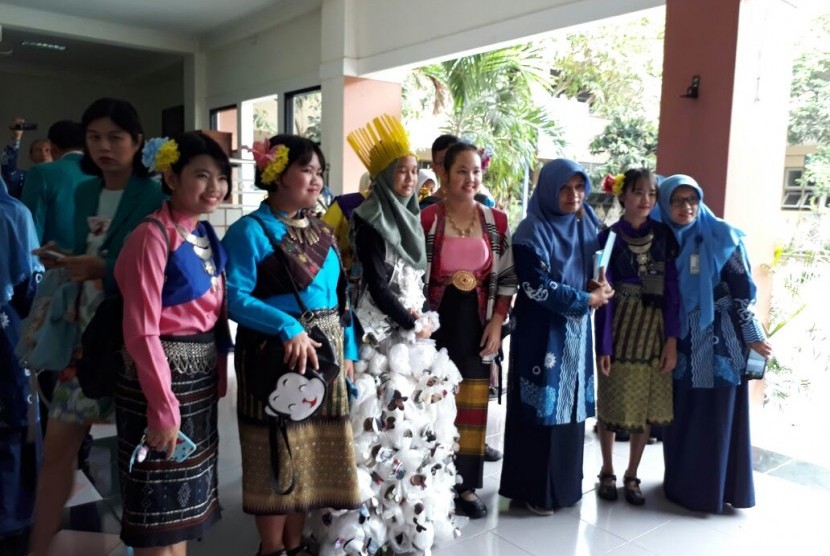 Kunjungan siswa, guru, dan direktur Streesmutprakan School Thailand. 