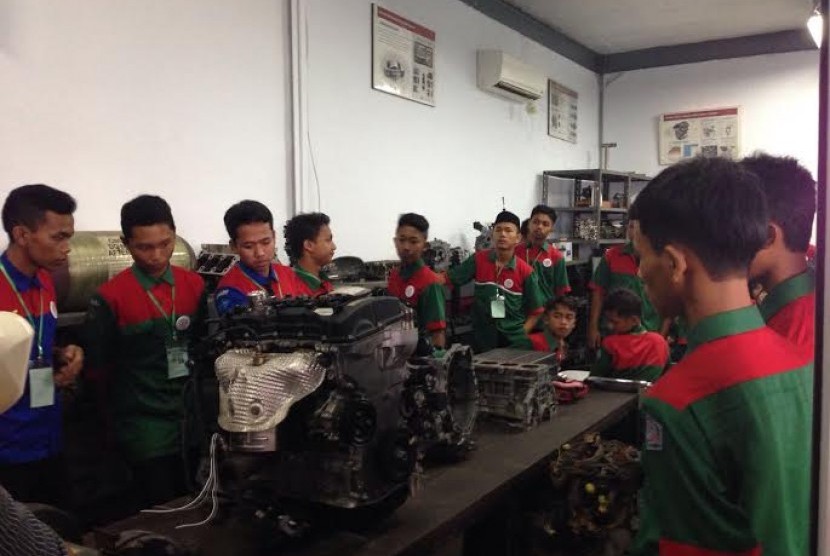 kunjungan siswa-siswi SMK ke pabrik Kia Mobil Indonesia
