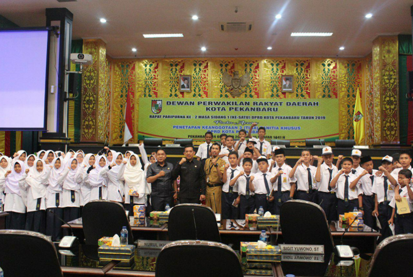 Kunjungan siswa SMP Juara Rumah Zakat ke DPRD Kota Pekanbaru.