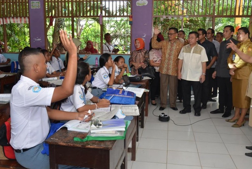 Kunjungan tim Komisi X ke Papua terkait penddiikan.