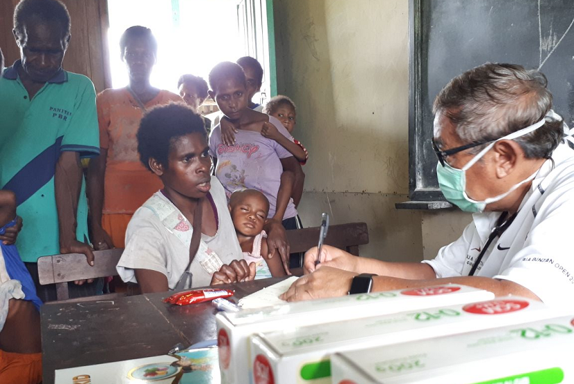 Kunjungan tim medis dan kesehatan Universitas Hasanuddin Makassar ke sejumlah tempat di Asmat, Papua yang terdiri atas dokter spesialis anak, penyakit dalam, gizi klinik, dan kebidanan tersebut dipimpin Prof. dr. Budu, Ph.D, SpM(K), M.Ed. 