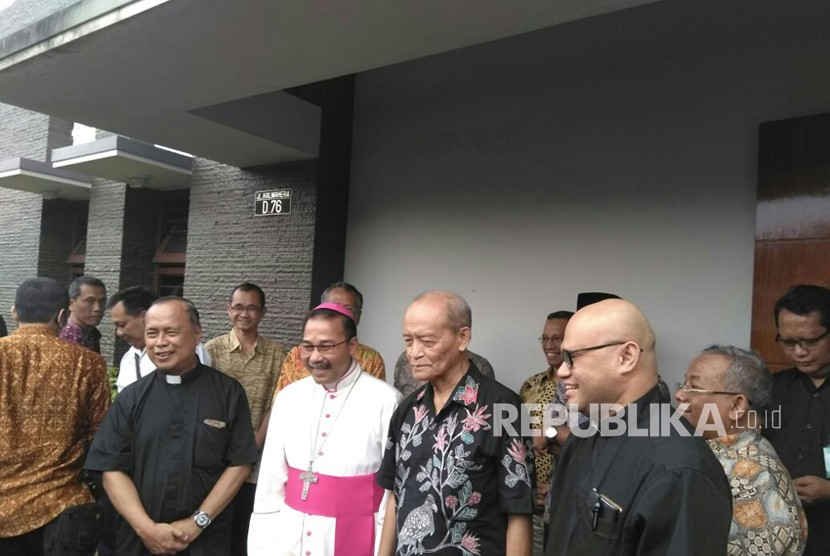 Kunjungan Uskup Agung Semarang, Romo Robertus Rubiyatmoko, ke kediaman Buya Syafii Maarif.   Rombongan Keuskupan Agung Semarang (KAS) itu diterima Buya Syafii Maarif, Senin (19/2). 