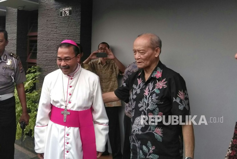 Semarang Archbishop Mgr Robertus Rubiyatmoko visits the residence of Muhammadiyah figure Buya Syafi'i Maarif in Nogotirto, Sleman, Jogjakarta Special Region on Monday.