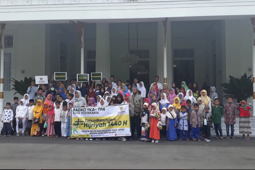 Kunjungan wisata yang dilakukan anak-anak di sekitaran Istana  Kepresidenan Yogyakarta, Ahad (16/9).