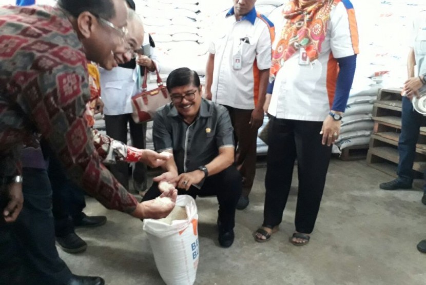 ⁠⁠⁠Komisi IV DPR RI meninjau gudang penyimpanan beras Bulog Divre Mamuju, Sulawesi Barat, Rabu (2/8). Dalam masa reses di Sulbar ini, anggota komisi IV DPR turut didampingi Direktur SDM dan Umum Perum Bulog Wahyu Suparyono