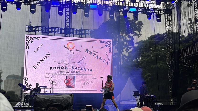 Kunto Aji saat tampil di Woke Up Fest (WUS) 2023 di Istora Senayan, Jakarta, Sabtu (25/2/2023).