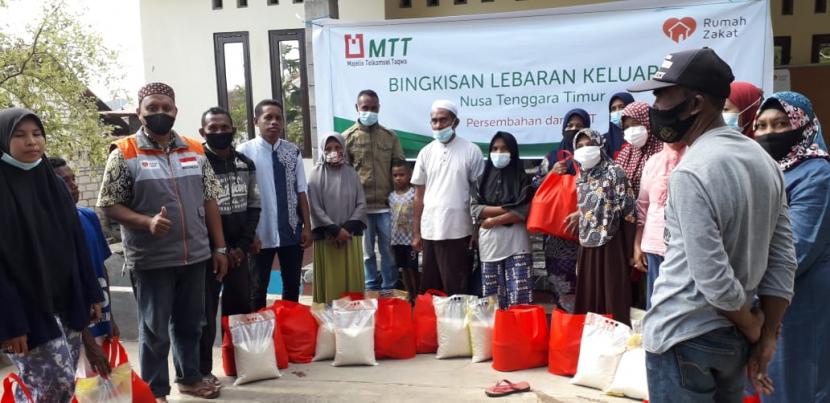 Kupang, Jumat (7/5), MTT bersama Rumah Zakat berkolaborasi dalam program berbagi Bingkisan Lebaran Keluarga (BLK) untuk masyarakat sebanyak 75 paket BLK. 