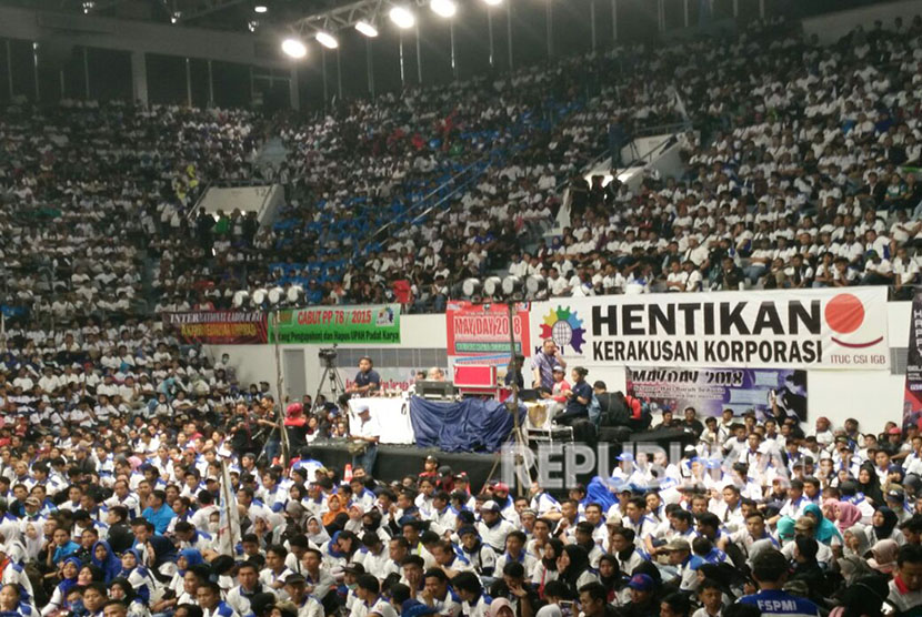 Kurang lebih 8000an massa buruh KSPI yang memadati area dalam Istora Senayan,  dalam rangkaian acara May Day, Selasa (1/5).