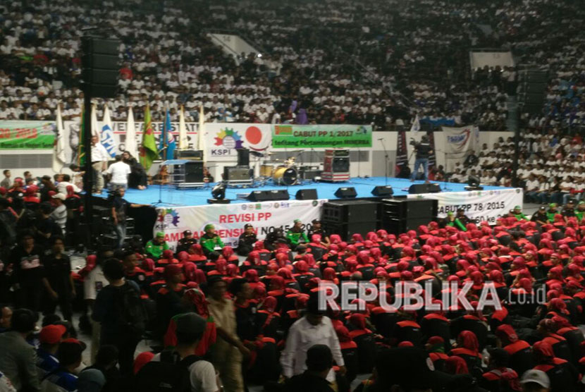 Kurang lebih 8000an massa buruh KSPI yang memadati area dalam Istora Senayan,  dalam rangkaian acara May Day, Selasa (1/5).