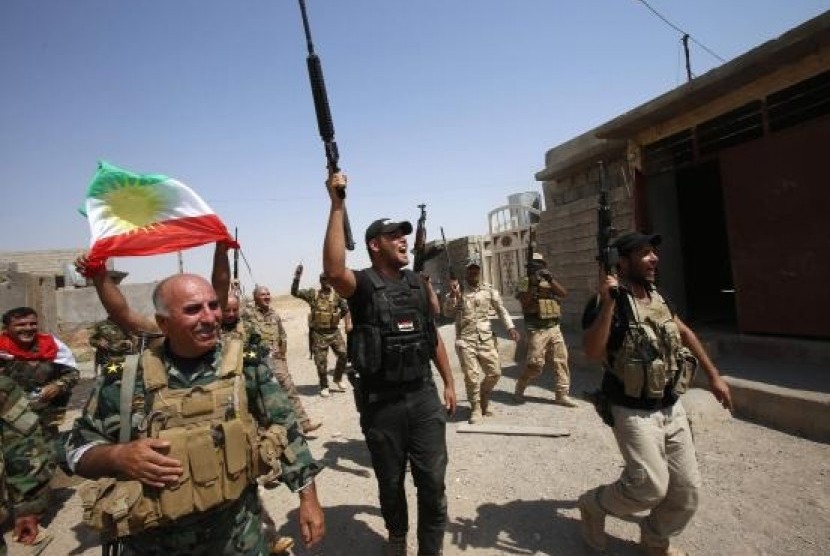 Kurdish peshmerga forces celebrate as they take control of Sulaiman Pek from the Islamist State militants, in the northwest of Tikrit city September 1, 2014.
