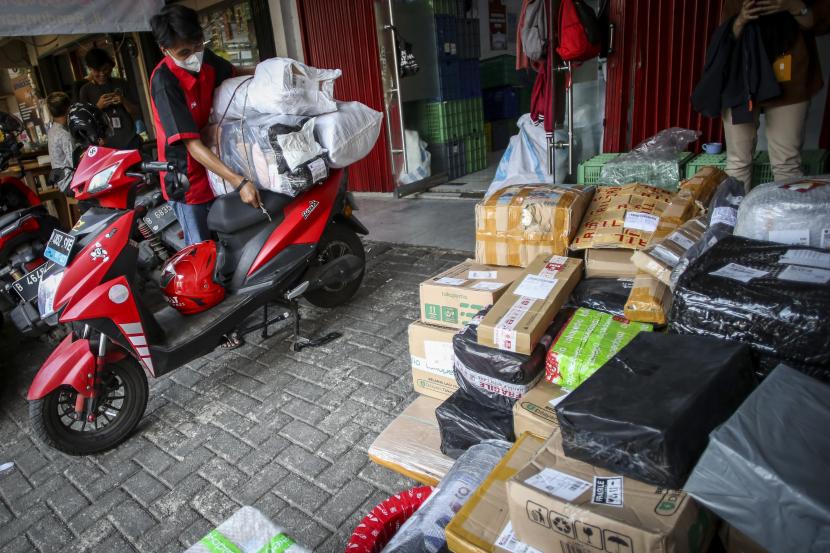 Ilustrasi. Kurir ekspedisi bersiap mengantarkan barang. Harga BBM Naik, Biaya Ekspedisi di Makassar Kini Hingga Rp 40 Ribu per Kg