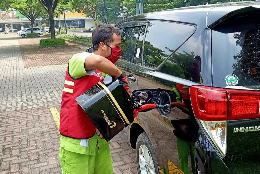 Kurir layanan pesan antar BBM dari  Pertamina (Pertamina Delivery Service/PDS) sedang melayani pengisian bahan bakar pada kendaraan konsumen, Jumat (17/4). Layanan pesan antar produk Pertamina meningkat 40 persen di Semarang dan Yogyakarta.