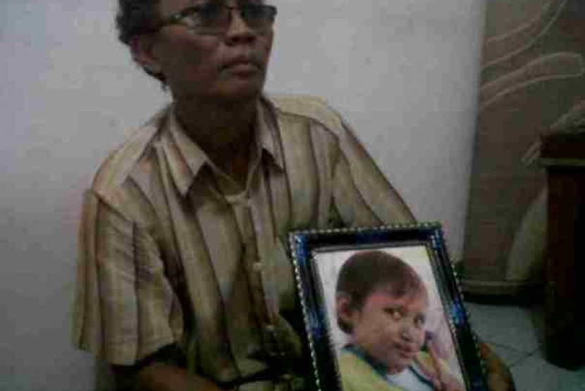 Kurnianto memegang foto putrinya Ayu Tria