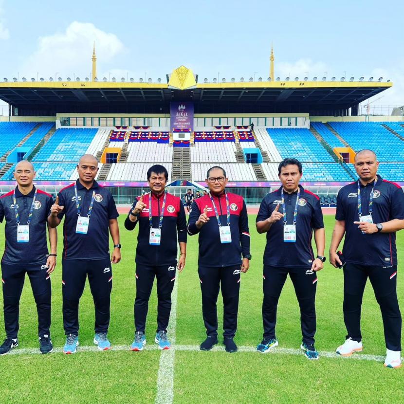 Kurniawan Dwi Julianto (kiri) bersama jajaran staf dan pelatih timnas U-22 di SEA Games 2023.