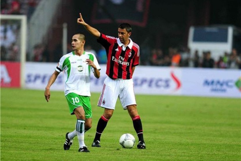 Kurniawan Dwi Yulianto (kiri), pesepak bola Indonesia, beraksi pada pertandingan persahabatan lawan AC Milan Glorie di Stadion Utama Gelora Bung Karno, Jakarta, Sabtu (9/2). 