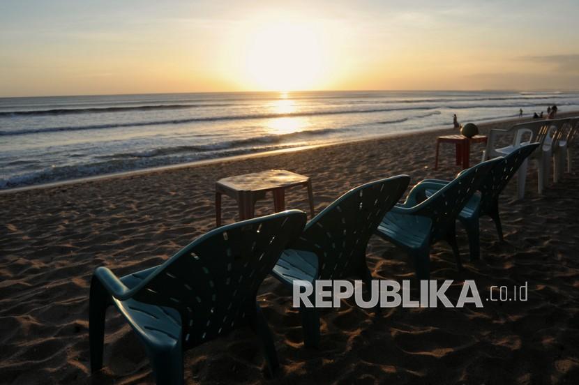 Kursi kosong berjejer di kawasan pariwisata Pantai Kuta, Badung, Bali. Pemerintah berencana membuka wisata di Bali bagi turis asing pada 14 Oktober 2021.