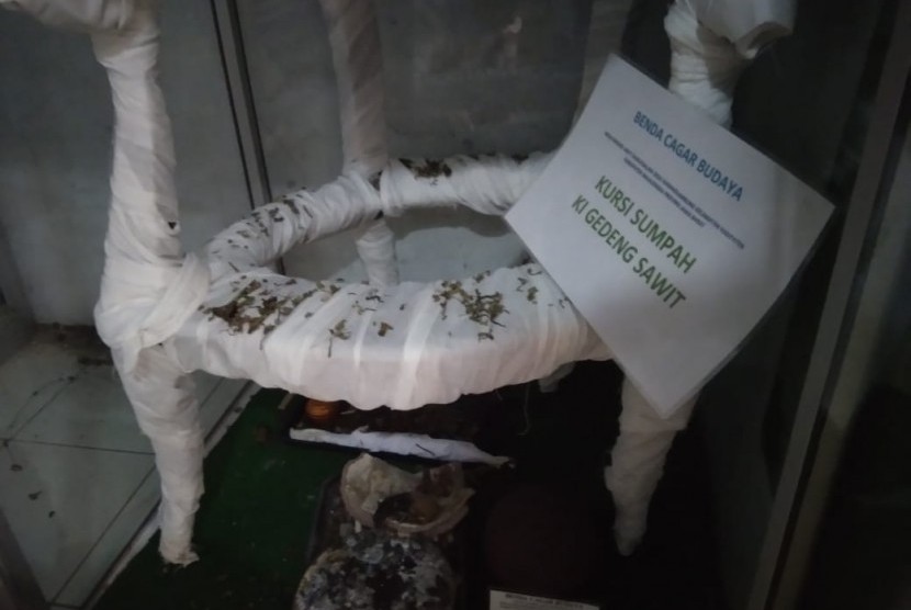 Kursi Sumpah Ki Gedeng Sawit salah satu benda bersejarah yang berada di ruang khsusu Masjid Darussalam Majalengka.