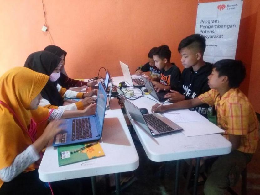  Kursus komputer di LKP Logval.com Desa Berdaya Ragatunjung Kecamatan Paguyangan binaan Rumah Zakat.