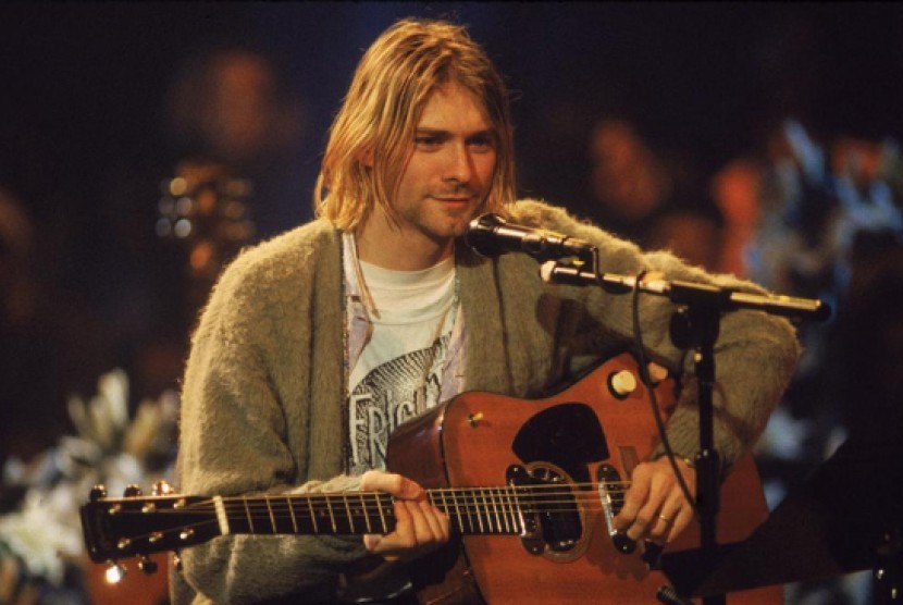 Kurt Cobain saat tampil di MTV Unplugged pada 1993. Gitar Kurt Cobain akan dilelang.