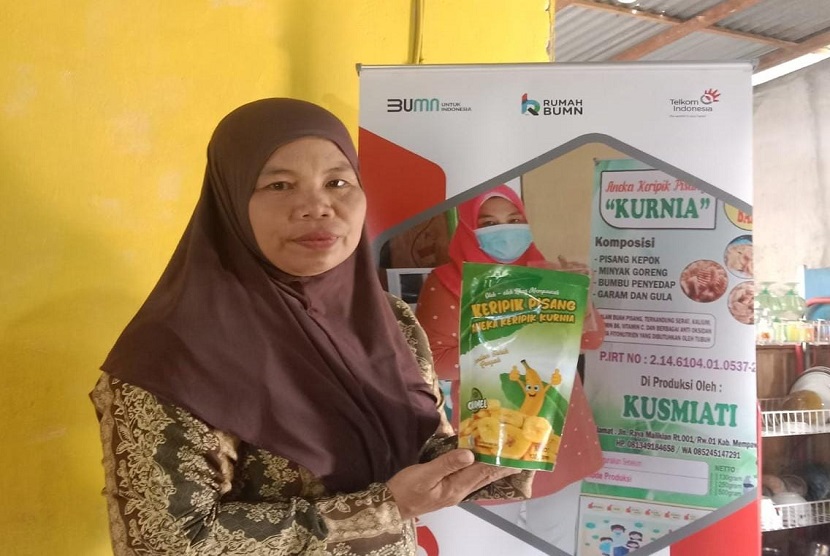 Kusmiati, pemiliki usaha Aneka Keripik Pisang Kurnia yang merupakan salah satu UMKM di Rumah BUMN Mempawah Kalimantan Barat yang telah melakukan upgrade packaging di bawah binaan Telkom.