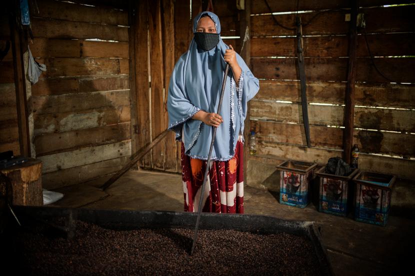 Kusniati, salah seorang pengolah yang masih melakukan penyangraian biji kopi secara tradisional.