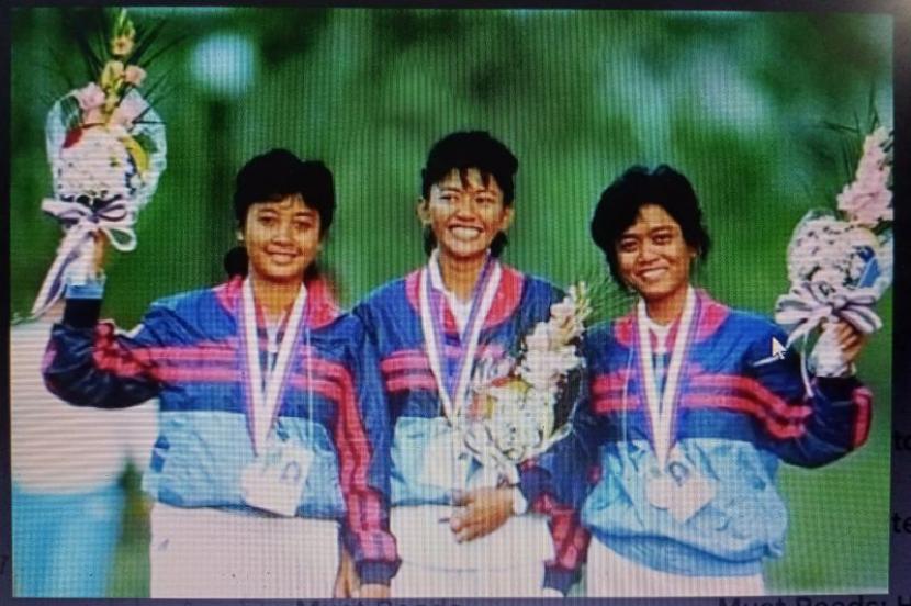  Kusuma Wardhani (paling kanan) ketika meraih medali perak Olimpiade Seoul Korea Selatan tahun 1988. 