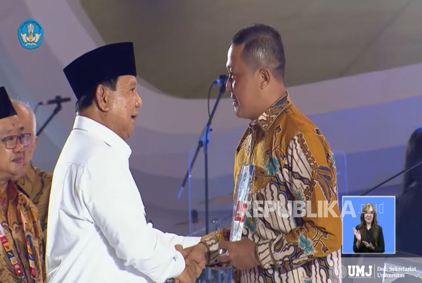 Kuswanto, S.Pd., saat menerima penghargaan dari Presiden RI Prabowo Subianto, Jakarta International Velodrome, Jakarta, Kamis (28/11/2024).(