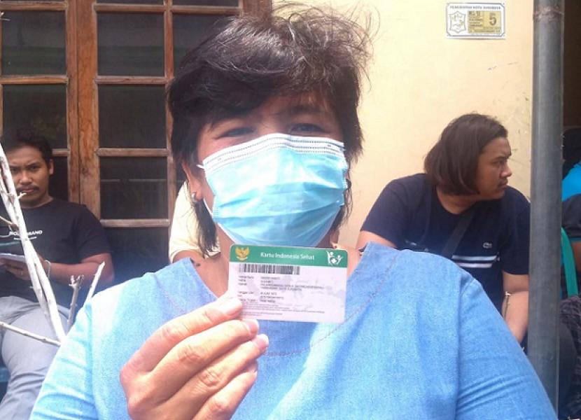  Kuswati (47 tahun) warga Jalan Pacar Kembang Kecamatan Tambaksari Kota Surabaya, didiagnosa memiliki tulang bengkok dan menyebabkannya menderita penyakit HNP. Ia pun disarankan untuk melakukan operasi untuk menyembuhkan penyakitnya tersebut..