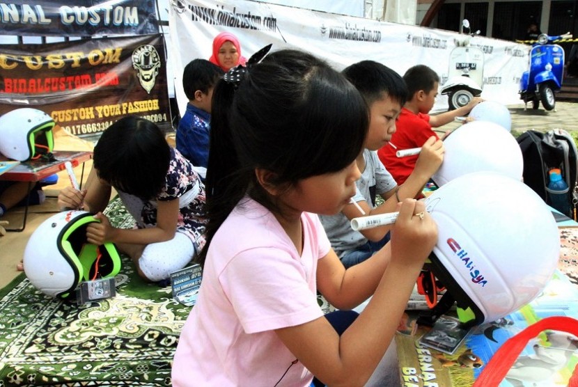 Kutu Community gelar lomba mewarnai helm