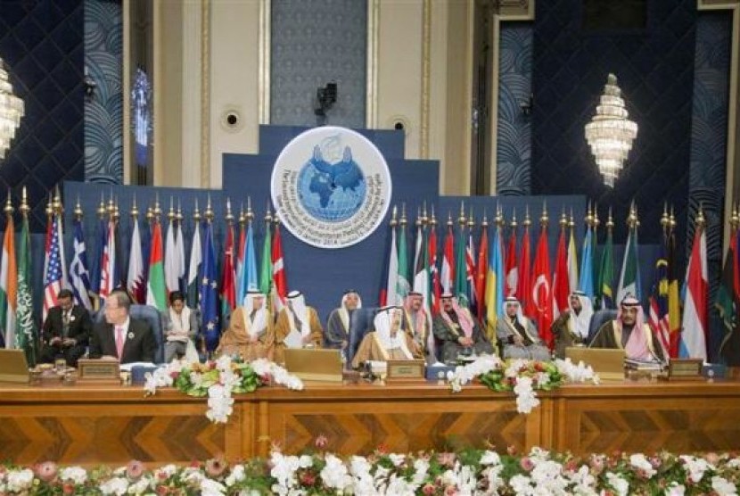 Kuwaiti Emir Sheikh Sabah al-Ahmed al-Sabah (center), UN Secretary General Ban Ki-moon (left) and Kuwaiti Foreign Minister Sheikh Sabah Khalid al-Hamad al-Sabah (right) attend during the opening session of the Syrian Donors Conference at Bayan Palace Liber