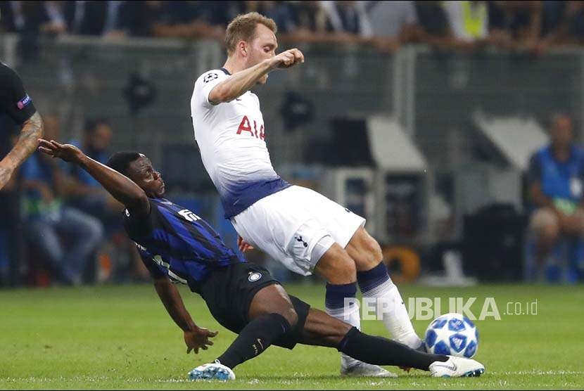 Kwadwo Asamoa (kiri) menempel ketat Christian Eriksen  pada pertandingan Grup B Liga Champions antara Inter Milan melawan Tottenham Hotspurs di Stadion San Siro, Itali, Rabu (19/9) dini hari.