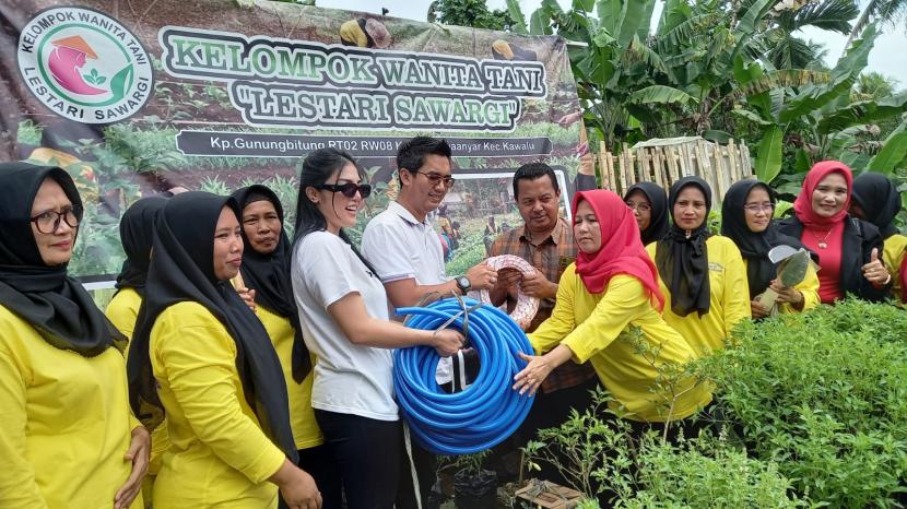 KWT Lestari Sawargi menerima sejumlah bantuan alat pertanian. 