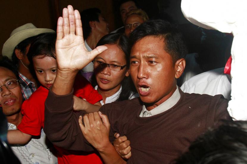 Kyaw Min Yu, seorang aktivis pro-demokrasi berbicara kepada wartawan saat ia tiba di bandara Yangon disambut oleh istrinya Nilar Thein, latar belakang, juga seorang aktivis dan putrinya setelah dibebaskan dari penjara pada 13 Januari 2012, di Yangon. Myanmar telah melakukan eksekusi pertamanya dalam hampir 50 tahun. Kyaw Min Yu, seorang aktivis demokrasi berusia 53 tahun yang lebih dikenal sebagai Ko Jimmy, dieksekusi karena melanggar undang-undang kontraterorisme.
