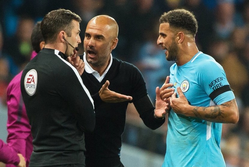 Kyle Walker (kanan) dan Pep Guardiola (tengah).