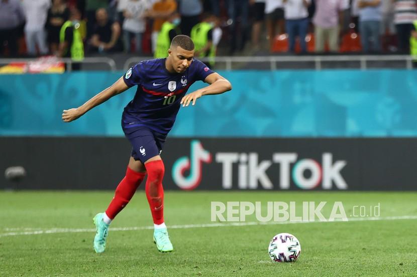 Kylian Mbappe dari Prancis gagal mengeksekusi penalti saat adu penalti dalam pertandingan babak 16 besar Piala Eropa 2020 antara Prancis dan Swiss di stadion National Arena, di Bucharest, Rumania, Selasa (29/6) dini hari WIB.
