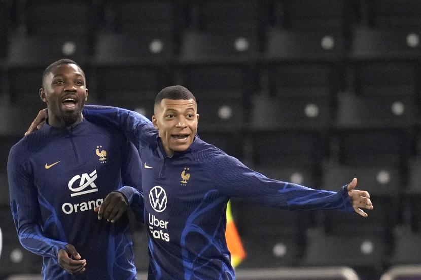 Kylian Mbappe dari Prancis, kanan, dan Marcus Thuram, berlatih selama sesi latihan di stadion Jassim Bin Hamad di Doha, Qatar, Jumat, 16 Desember 2022. Prancis akan bermain melawan Argentina selama pertandingan sepak bola final Piala Dunia pada 18 Desember 