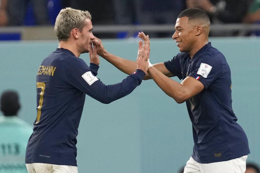  Kylian Mbappe dari Prancis (kanan) merayakan dengan Antoine Griezmann dari Prancis setelah mencetak gol dalam sebuah laga. 