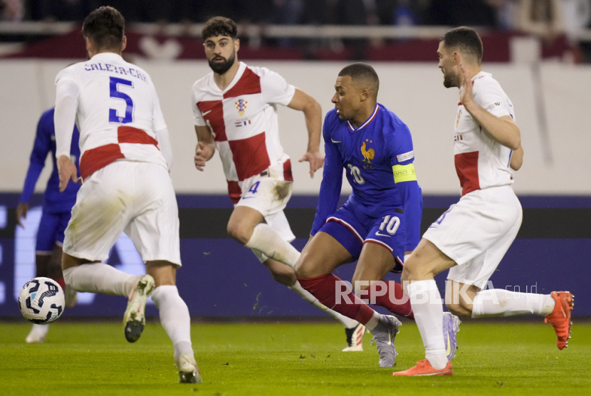 Kylian Mbappe dari Prancis kehilangan bola selama pertandingan perempat final Liga Bangsa-Bangsa UEFA antara Kroasia dan Prancis, di Stadion Poljud, Split, Kroasia, Jumat, 21 Maret 2025 dini hari WIB.