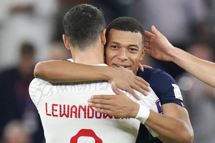  Kylian Mbappe dari Prancis, memeluk Robert Lewandowski dari Polandia pada akhir pertandingan sepak bola babak 16 besar Piala Dunia antara Prancis dan Polandia, di Stadion Al Thumama di Doha, Qatar, Ahad, 4 Desember 2022. 