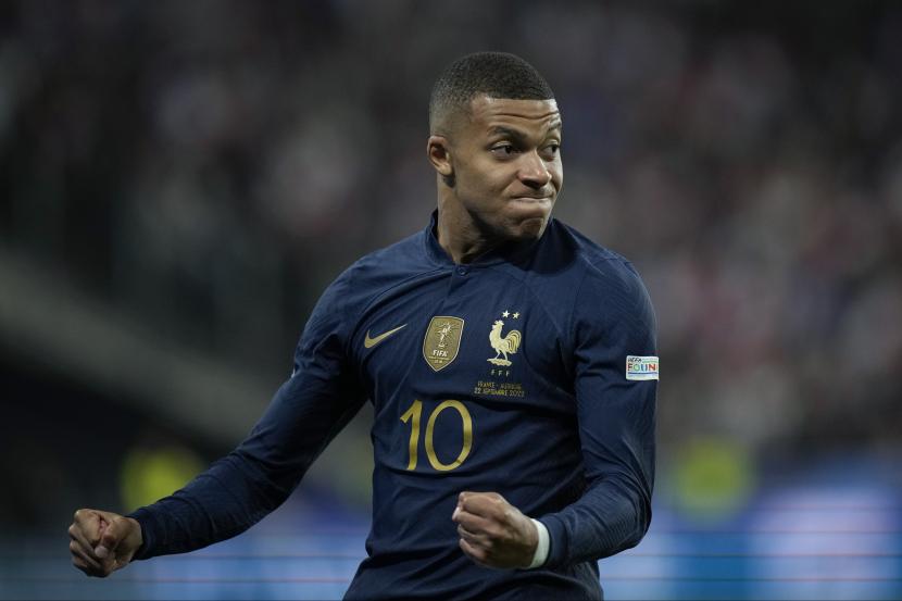  Kylian Mbappe dari Prancis merayakan mencetak gol pertama timnya selama pertandingan sepak bola UEFA Nations League antara Prancis dan Austria di stadion Stade de France di Saint Denis, di luar Paris, Prancis, Jumat (23/9/2022) dini hari WIB.  