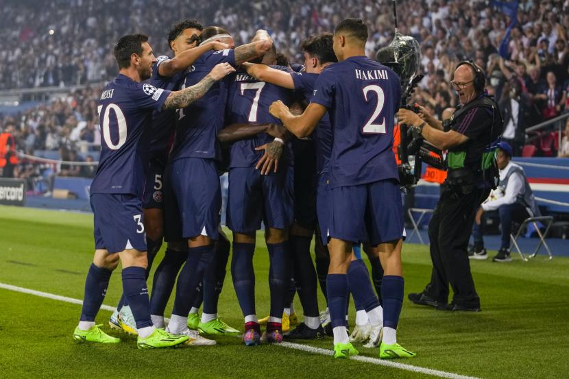  Kylian Mbappe dari PSG diberi selamat oleh rekan setimnya setelah mencetak gol pembuka pada pertandingan sepak bola Grup H Liga Champions melawan Juventus di stadion Parc des Princes, di Paris, Rabu (7/9/2022) dini hari WIB.