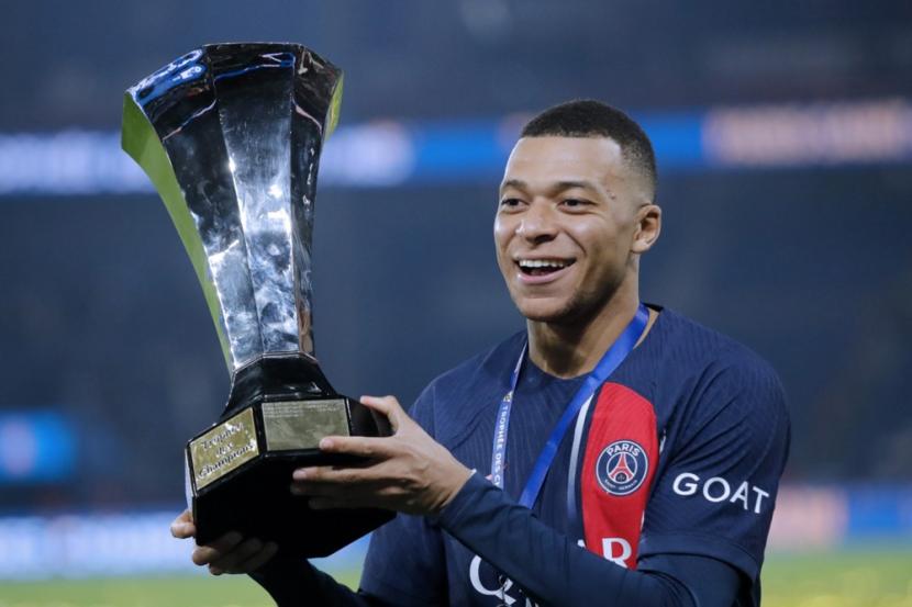 Kylian Mbappe dari PSG mengangkat trofi juara Piala Super Prancis. PSG menjuarai Piala Super Prancis setelah mengalahkan Toulouse 2-0 di Parc des Princes, Kamis (4/1/2024) dini hari WIB.