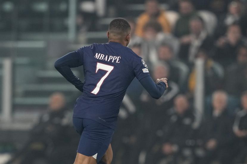  Kylian Mbappe dari PSG merayakan setelah mencetak gol pembuka timnya selama pertandingan sepak bola grup H Liga Champions antara Juventus dan Paris Saint Germain di stadion Allianz di Turin, Italia, Rabu, 2 November 2022.
